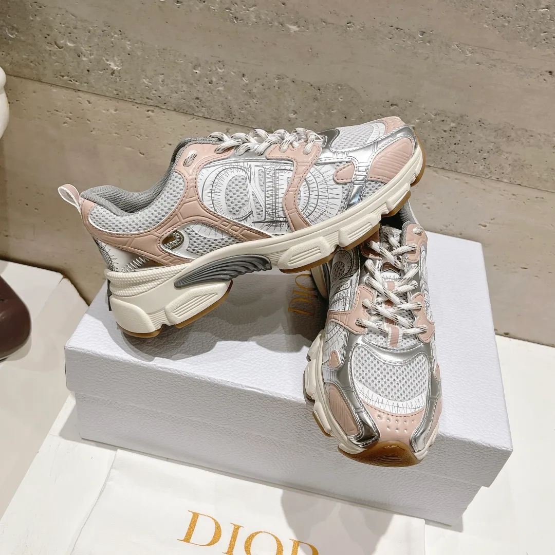 👟👟Ex-factory price 560👟👟 (top version) The latest hot model, the star model 2024 main hot product, the newly released Dior Dior Chrono new casual sports shoes, running shoes and dad shoes are really cool, full of futuristic feeling! Really cool! Once again interpreting Dior's concept of cool fashion, the lucky star will bless you with good luck. The new EVA sole is super light and super soft! A perfect replica of the original! Fully matched material and mold! ! 35-40